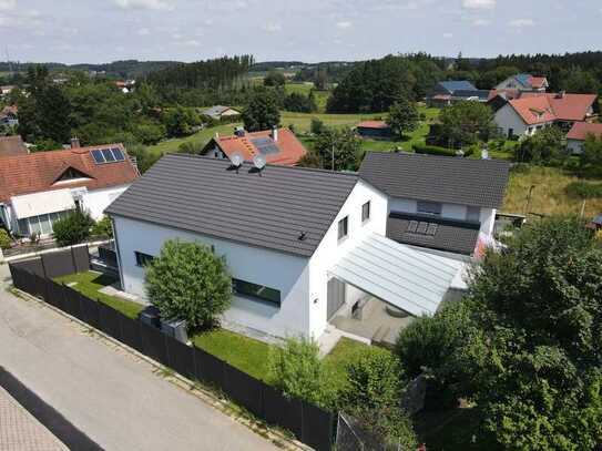 Neuwertige Doppelhaushälfte mit Garten, XL Garage und Einbauküche