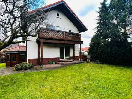 Einfamilienhaus + Vermieteter Bungalow im Herzen von Hosenfeld