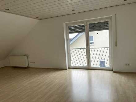 Ansprechende 3-Zimmer-Dachgeschosswohnung mit Einbauküche in Karlsdorf-Neuthard
