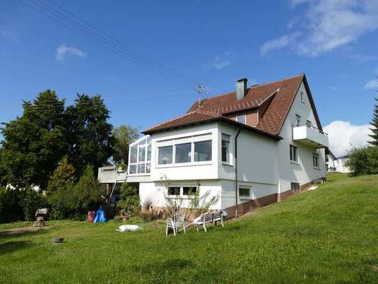 Sonnige 3-Zimmer-Dachgeschosswohnung mit Balkon und EBK in Meßstetten