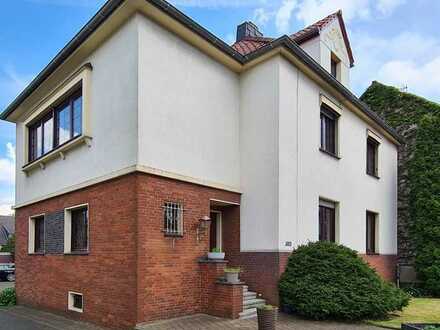 Großes Zweifamilienhaus alleinstehend
