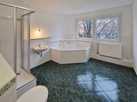 3-Zimmer-Wohnung // Balkon // Tageslichtbad mit Dusche und Wanne//1.Etage//ab sofort