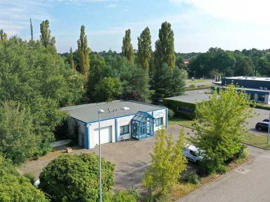 Büro- und Lagergebäude: 3.147 m² Grundstück, 8 Räume, großzügige Garage, hervorragende Anbindung