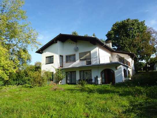 Sonnig gelegenes Hanghaus mit Bergsicht