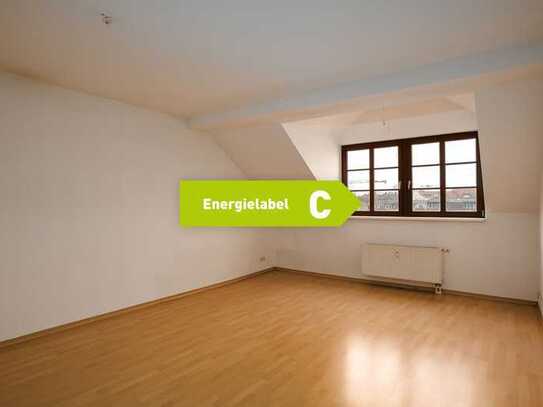 Freie 2 Zimmer DG-Altbauwohnung, optional mit Stellplatz, im Waldstraßenviertel