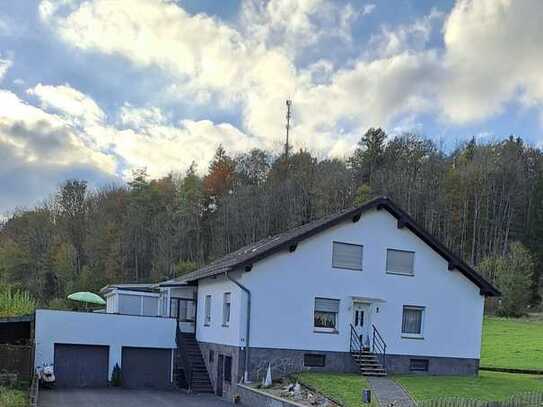 Zweifamilienhaus mit Einliegerwohnung, 2 Garagen und Garten in Lissendorf