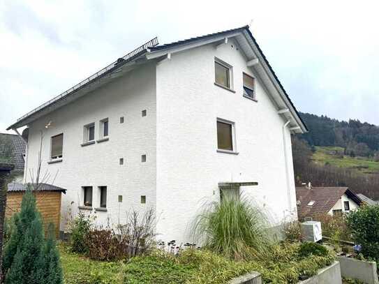 Charmantes Dreifamilienhaus mit großzügigem Platzangebot, Garagen und energieeffizienter Ausstattung