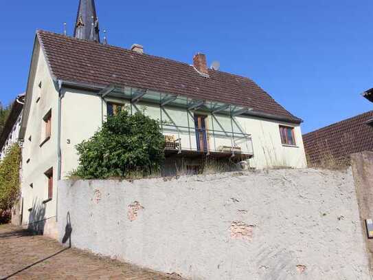 Historisches energetisch saniertes Einfamilienhaus mit teils ausgebauter Scheune und Hof