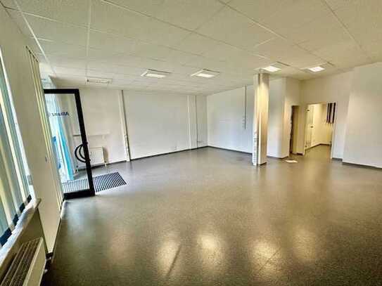 Zentral gelegene Büro- und Praxisräume, Laden, 82 m² - Stellplatz, Schaufenster 6 m