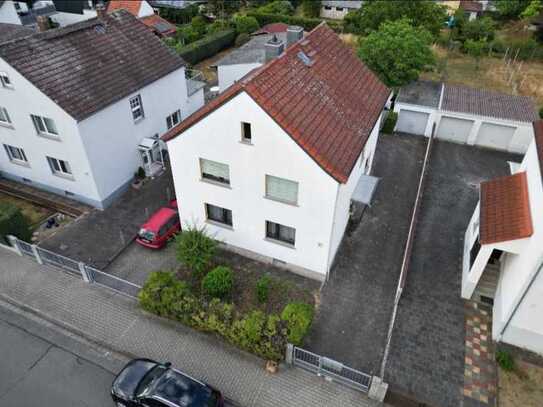 4-Zimmer 85qm Eigentumswohnung mit 875Qm Grundstück + Nebengebäude
•Erdgeschoss•Garage•Küche•Keller•