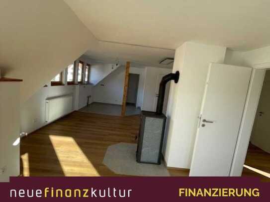 Geräumige 4-Zimmer-Wohnung mit Büro, Balkon und Dachgeschossraum