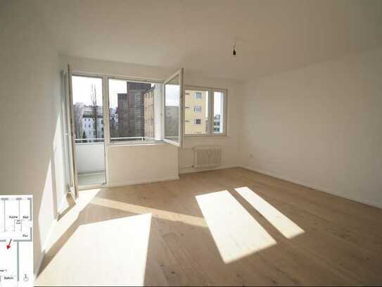 Stilvolle, modernisierte 2-Zimmer-Wohnung mit geh. Innenausstattung mit Balkon und EBK in berlin