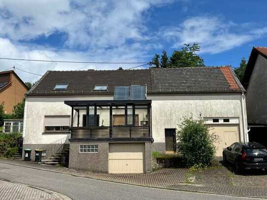 SCHEUERN : Gute RAUMAUFTEILUNG mit 2 GARAGEN und 1124 m² GRUNDSTÜCK !