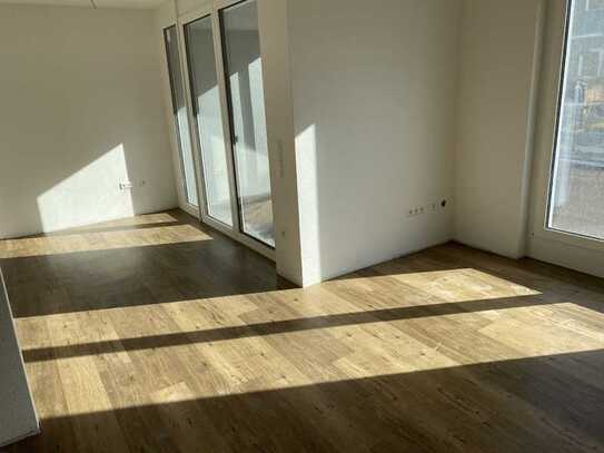 Freundliche, großzügige und helle 2-Zimmer Wohnung im 1. OG