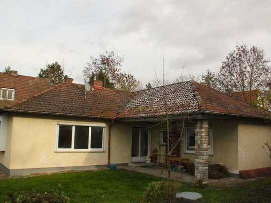 Freistehender Bungalow in ausgezeichneter Wohnlage mit großem, begrünten Garten