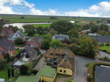 Reetgedecktes-Mehrfamilienhaus in zweiter Reihe an der Treene