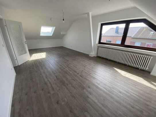 Erstbezug nach Sanierung: geräumige 2-Zimmer-DG-Wohnung; Top-Lage in Erkelenz