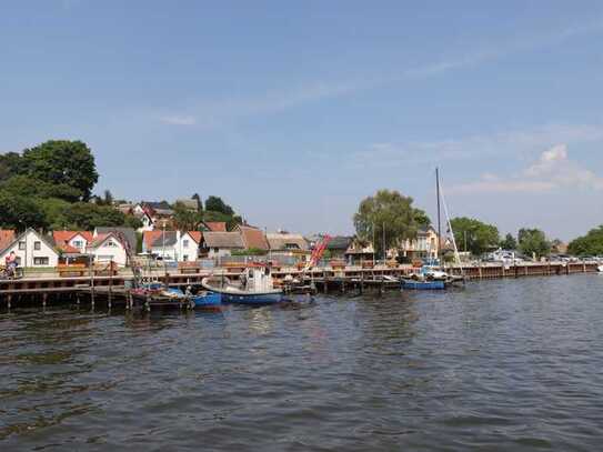 EHEMALIGES FISCHERHAUS UND SEPARATES FERIENHAUS MIT UNVERBAUTEM HAFFBLICK IN KAMMINKE.