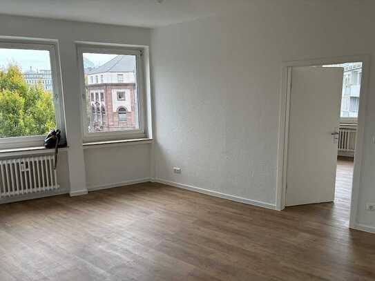 Schöne neu renovierte 2 Zimmer Wohnung