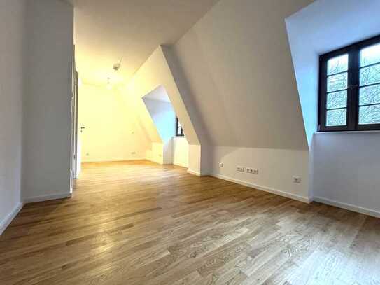 Charmante 1-Zimmer-Wohnung im Dachgeschoss – Erstbezug mit EBK und historischem Flair