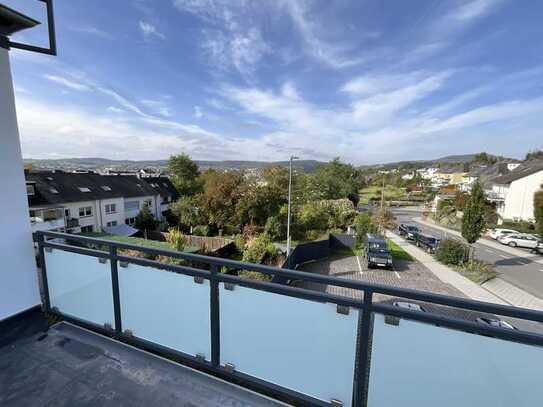 Große Dachterrasse mit toller Weitsicht. Erstbezug incl. Stellplatz.