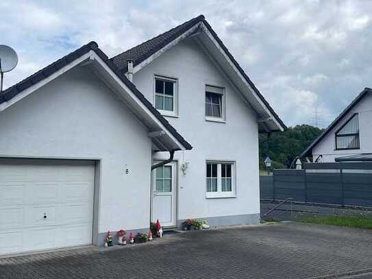 Einfamilienhaus mit Einliegerwohnung und Garage