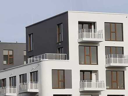 stilvolle lichtdurchflutete Wohnung mit einem offenen Wohnzimmer, Balkon und einer breiten Terrasse
