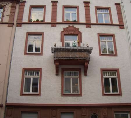 Ruhig wohnen im Herzen Frankfurts. Charmante Dachgeschoß-Wohnung im Stilaltbau in Bockenheim