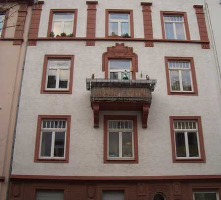 Ruhig wohnen im Herzen Frankfurts. Charmante Dachgeschoß-Wohnung im Stilaltbau in Bockenheim