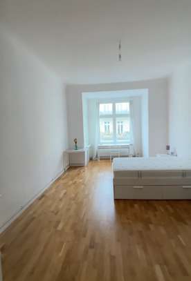 Beautiful Altbau WG Room with Bay Window in a Central Location for Women