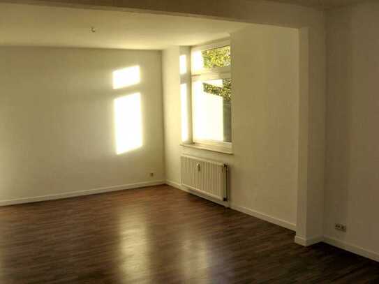 2-Raum, KDB ca. 67 m² mit Einbauküche.