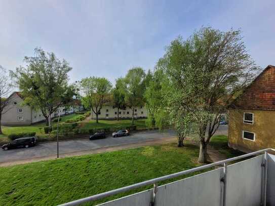 Helle 3-Zimmer-Wohnung mit Balkon und Badewanne