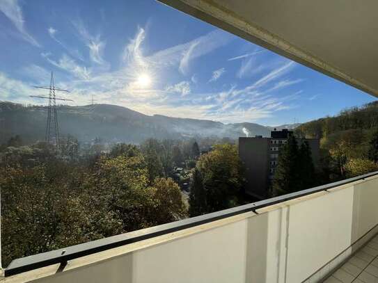 Lichtdurchflutete 3-Zimmer Wohnung mit Balkon in gepflegtem Mehrfamilienhaus