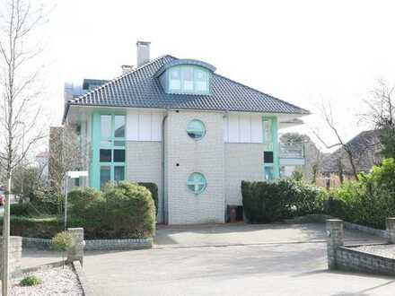 Freiwerdende, topgelegene 3 Zi.- Erdgeschosswhg. mit Terrasse, Südgarten, Keller sowie Stellplatz