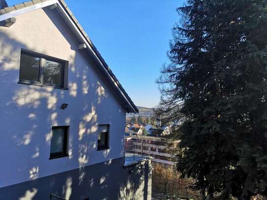 Freundliche und neuwertige 3-Raum-EG-Wohnung mit geh. Innenausstattung mit Balkon