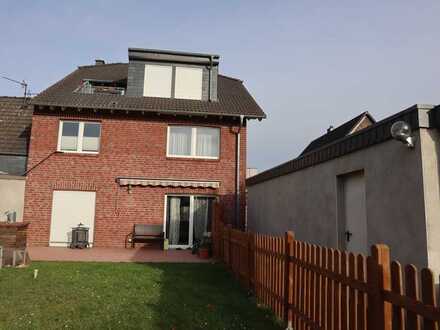 Zum Verkauf steht eine ruhig gelegene Erdgeschoss Wohnung mit Terrasse und Garten.