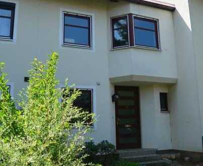 Gepflegtes Reihenhaus mit großem Garten 
und 2 Garagen