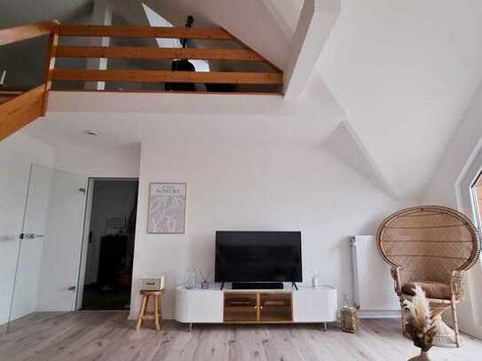 Attraktive und modernisierte 2-Raum-Dachgeschosswohnung mit geh. Innenausstattung mit Balkon