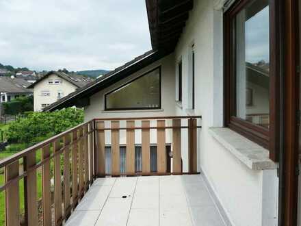 AUMÜLLER-Immobilien - Attraktive 3-Zi-Wohnung mit Balkon und Gäste-WC und separatem Arbeitszimmer
