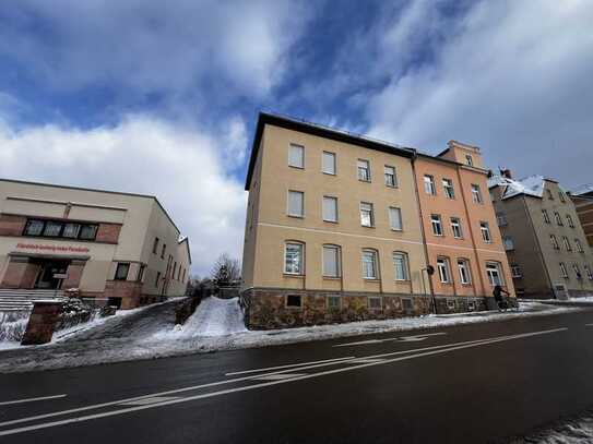Modernisierte Wohnung mit Einbauküche und Kamin
