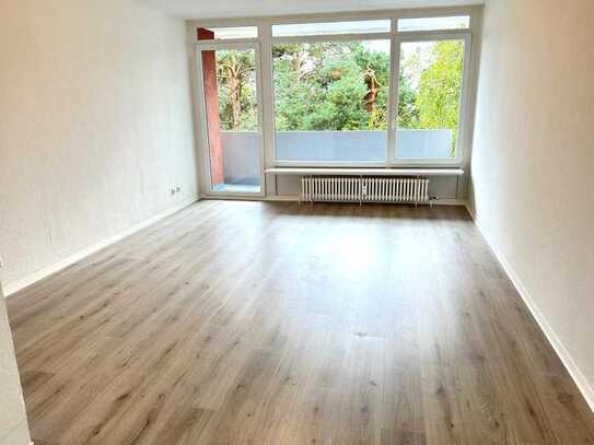 2 BALKONE hat nicht JEDER! Frisch RENOVIERT * Bad mit FENSTER * Laminat NEU * FISCHERRÜCK