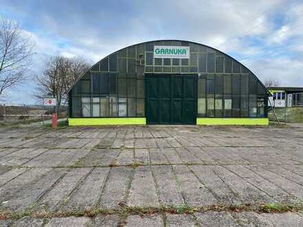 Rundbogenhalle und Bürogebäude - leerstehend