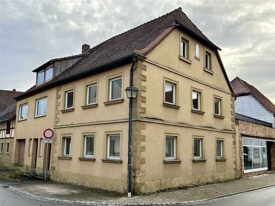 Preisgünstiges Wohnhaus - 3 Wohnungen, zentrale Lage, Garage, renovierungsbedürftig