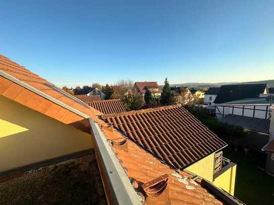 Charmante 3-Zimmer-ETW mit Dachterrasse + Fernblick in Feld-/Waldrandlage absolut ruhig gelegen!