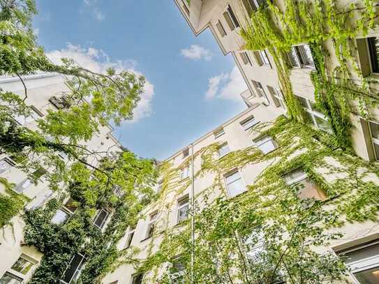 Ruhige Gartenhaus 1 Zimmer Altbauwohnung inkl. 33 m² Terrasse in Charlottenburg