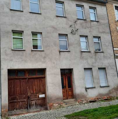 Geräumiges, preiswertes und modernisiertes 9-Raum-Mehrfamilienhaus in Aschersleben