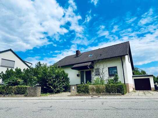 Freistehendes Einfamilienhaus in ruhiger Lage mit Fensterfront zum Garten und großzügiger Terrasse