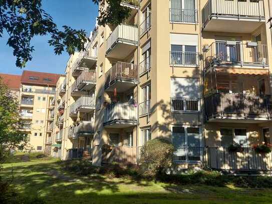 **Kapitalanlage im beliebten Striesen, geniale Lage mit Blick ins Grüne und Balkon**