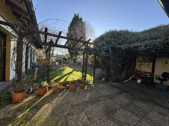 Freistehender Bungalow mit großem Gartengrundstück, Unterkellerung sowie Blick ins Grüne