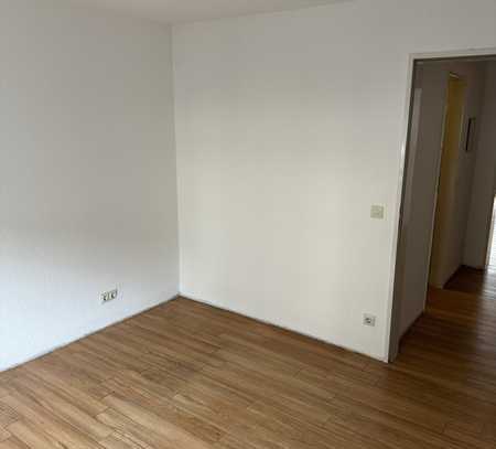 Sanierte Wohnung mit zwei Zimmern sowie Balkon und EBK in Pforzheim